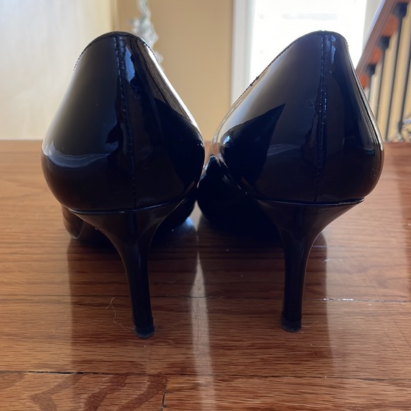 Prada round toe patent leather pumps - Picture 2 of 8